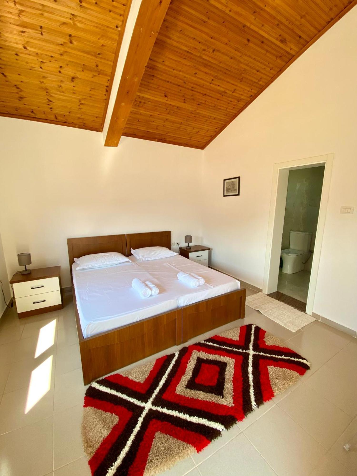 Villa Niku Berat Bagian luar foto